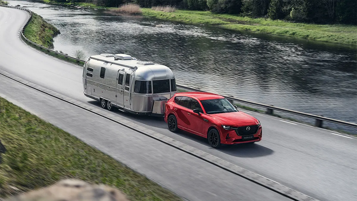 Mazda CX-60 vermelho a rebocar uma caravana